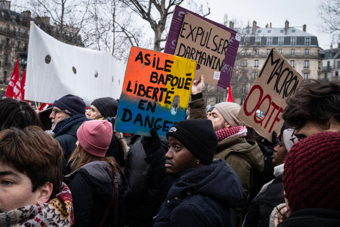 Lors de la manifestation contre la loi sur l’immigration, à Paris, le 14 janvier 2024.