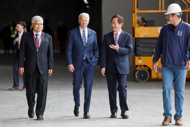 El presidente de Estados Unidos, Joe Biden, con el director ejecutivo de TSMC, C. Wei, y el presidente de TSMC, Mark Liu, durante un recorrido por la primera planta de fabricación de semiconductores de TSMC en Phoenix, Arizona, el 6 de diciembre de 2022.