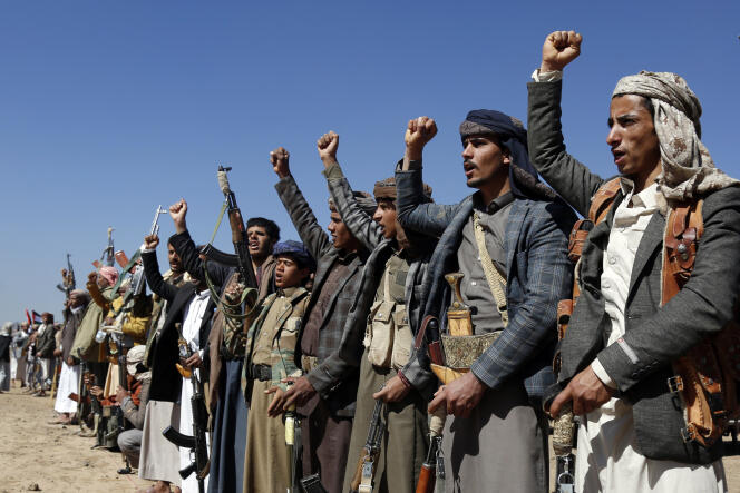 Des combattants houthistes manifestent contre les frappes américaines et britanniques près de Sanaa, dimanche 14 janvier 2024. 