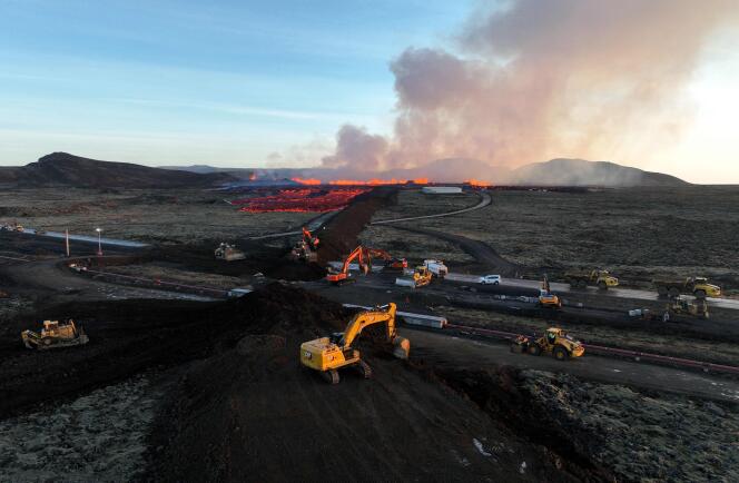 Służby ratunkowe budują mur ochronny, aby zapobiec przedostaniu się lawy do centrum Grindavik po erupcji wulkanu w południowo-zachodniej Islandii, 14 stycznia 2024 r. 