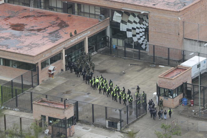 Des soldats entrent dans la prison de Turi, en Equateur, le 14 janvier 2024.