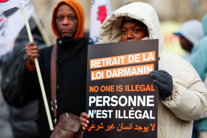 Pendant une manifestation contre la loi « immigration », le 14 janvier 2024, à Paris.