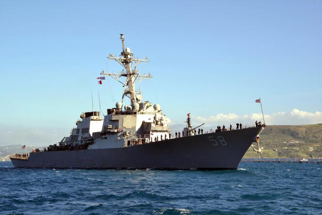 Questa foto scattata dalla Marina degli Stati Uniti il ​​29 aprile 2015, mostra la USS Labone che naviga nella baia di Souda, in Grecia.