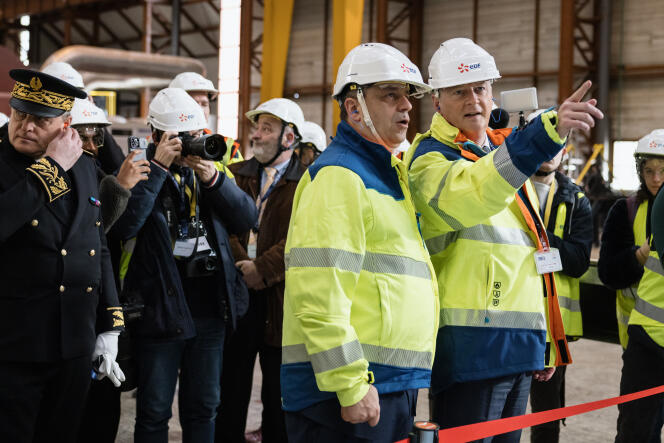 El ministro de Economía, Bruno Le Maire, acompañado de Luc Rémont, director general de EDF, en la central nuclear de Gravelines (Norte), el 15 de enero de 2024. 