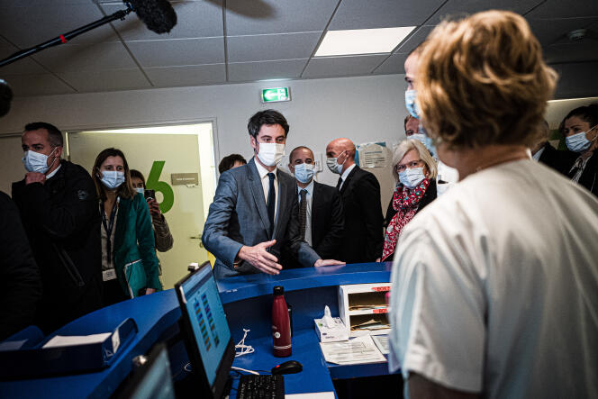 El Primer Ministro, Gabriel Attal, y la Ministra responsable de Sanidad, Catherine Vautrin, durante una visita al centro hospitalario universitario de Dijon, el 13 de enero de 2024. 
