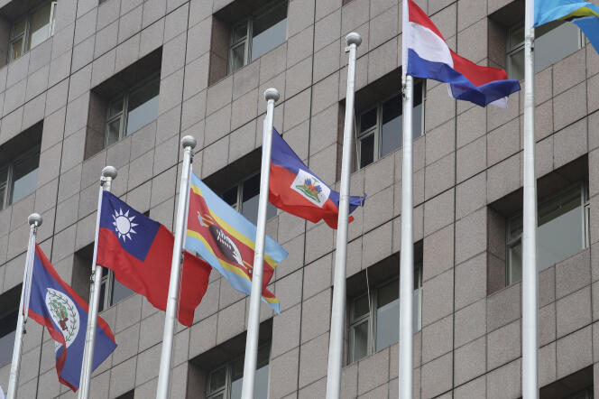 El tercer asta de la derecha, en el que ondeaba la bandera nacional de Nauru, está desnudo, afuera del edificio del barrio diplomático en Taipei, Taiwán, el lunes 15 de enero de 2024.