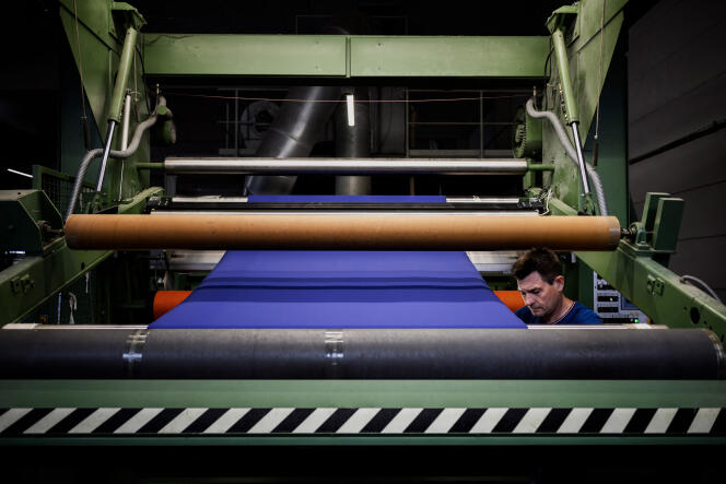 Un empleado trabaja en una tela en Les Vans, la fábrica de tejidos de Payen, el 11 de mayo de 2023.
