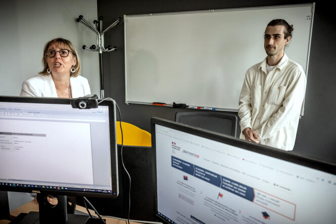 La ministre de l’enseignement supérieur et de la recherche, Sylvie Retailleau, lors d’une visite au siège de Parcoursup, le portail Web pour les étudiants souhaitant s’inscrire dans une université française, à Toulouse, le 12 juin 2023.