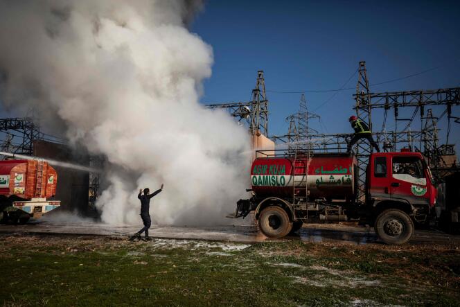 Durante la intervención de los bomberos en la central eléctrica de Kamechliyé, en el Kurdistán sirio, el 14 de enero.
