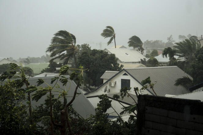 Fuertes vientos soplan en La Plaine, en la isla de Reunión, el 15 de enero de 2024. Las autoridades pidieron a los residentes que se refugiaran en el interior de sus casas.
