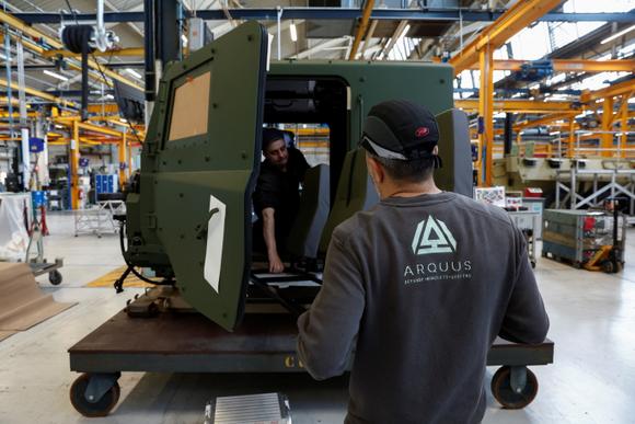 Des employés travaillent sur la chaîne de montage des obusiers automoteurs Caesar, à Limoges, le 6 avril 2023.