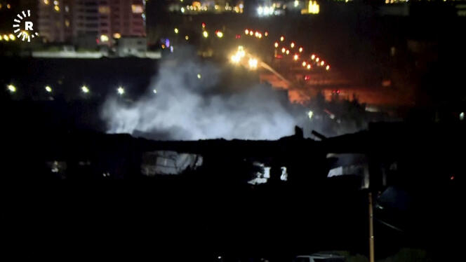 Cette image tirée d’une vidéo fournie par Rudaw TV montre de la fumée s’élevant d’un bâtiment touché par une frappe, à Erbil, en Irak, le 16 janvier 2024.
