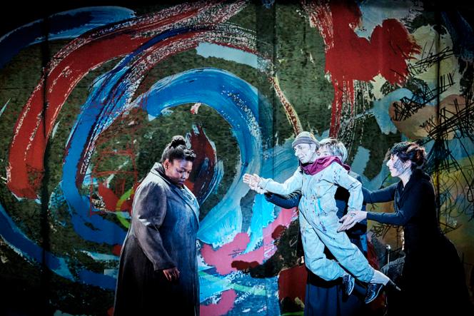 Damielle (Marie-Laure Garnier, à gauche) dans « Les Ailes du désir », au Bateau Feu, à Dunkerque (Nord), en novembre 2023.