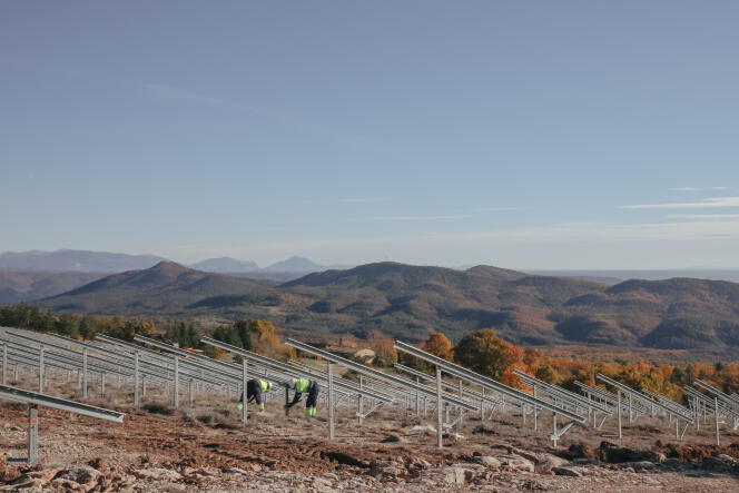 Sur le chantier de la centrale photovoltaïque de Cruis (Alpes-de-Haute-Provence), sur la montagne de Lure, le 20 novembre 2023.