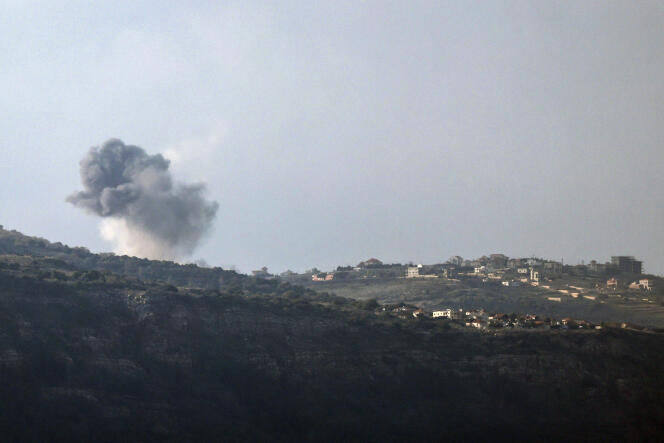 Bombardement israélien à Houla, village libanais, vu depuis une position israélienne, le long de la frontière, le 16 janvier 2024.