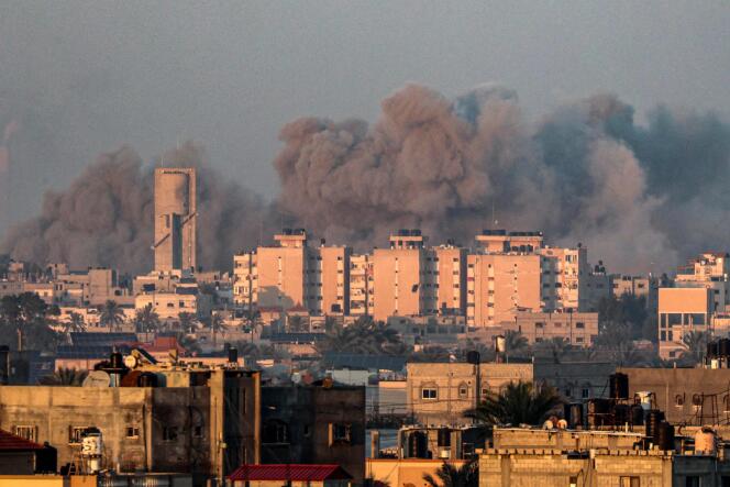 Khan Younès vue de Rafah, dans le sud de la bande de Gaza, lors d’un bombardement israélien, le 16 janvier 2024.