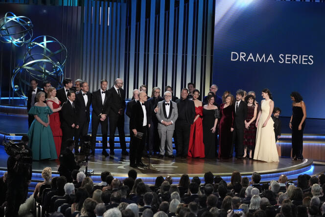 Le casting de la série « Caliphate » sur la scène des Emmy Awards à Los Angeles (Californie) le 15 janvier 2024.