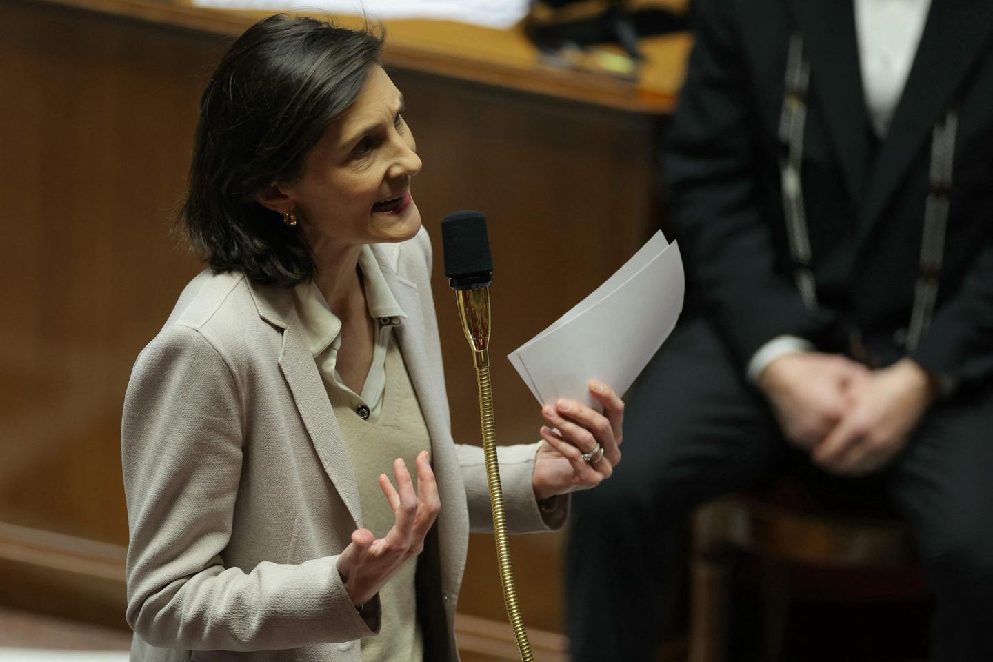 French education minister says she will not resign over private school controversy