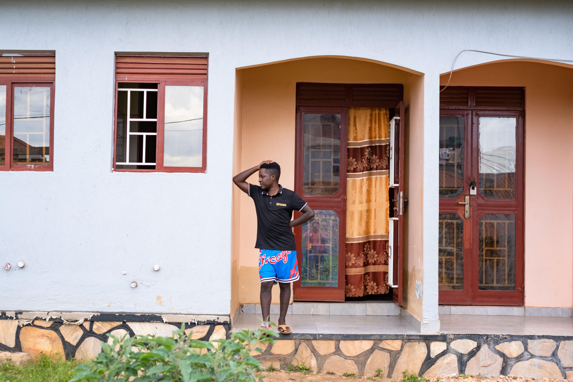 Daniel Turyasingura devant chez lui, à Kampala (Ouganda), le 24 octobre 2023.