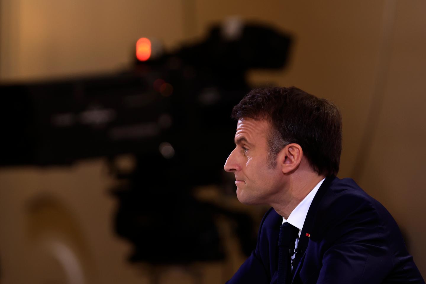 Macron looks to boost growth and liberalize France's labor market, again