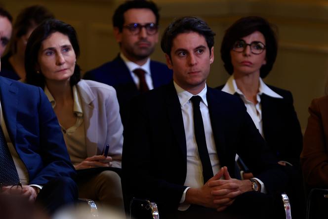 Le premier ministre, Gabriel Attal, avec au second plan la ministre de l’éducation nationale, Amélie Oudéa-Castera (à gauche) et la ministre de la culture, Rachida Dati (à droite), lors de la conférence de presse d’Emmanuel Macron, le 16 janvier 2024, à l’Elysée, à Paris.