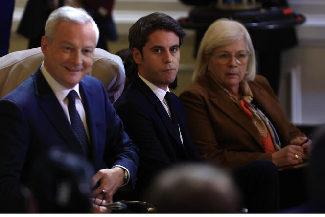 Le premier ministre, Gabriel Attal, entouré des ministres de l’économie, Bruno Le Maire, et du travail, Catherine Vautrin, lors de la conférence de presse d’Emmanuel Macron, à l’Elysee, le 16 janvier 2024. 