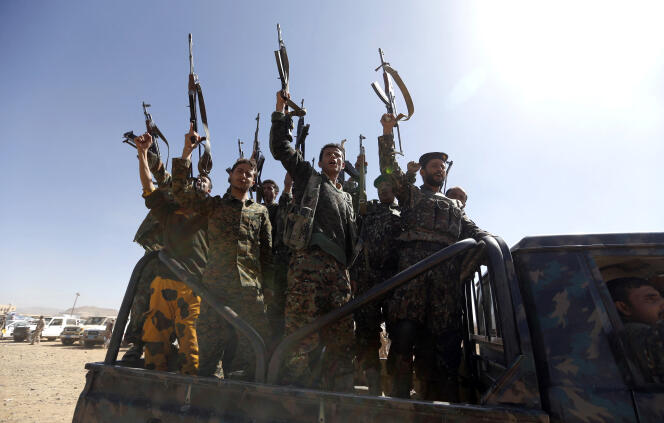 Des recrues houthistes paradent dans un véhicule militaire, à Sanaa, la capitale du Yémen, le 3 janvier 2017.