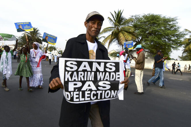Un partisan de Karim Wade manifeste à Dakar, en novembre 2018.