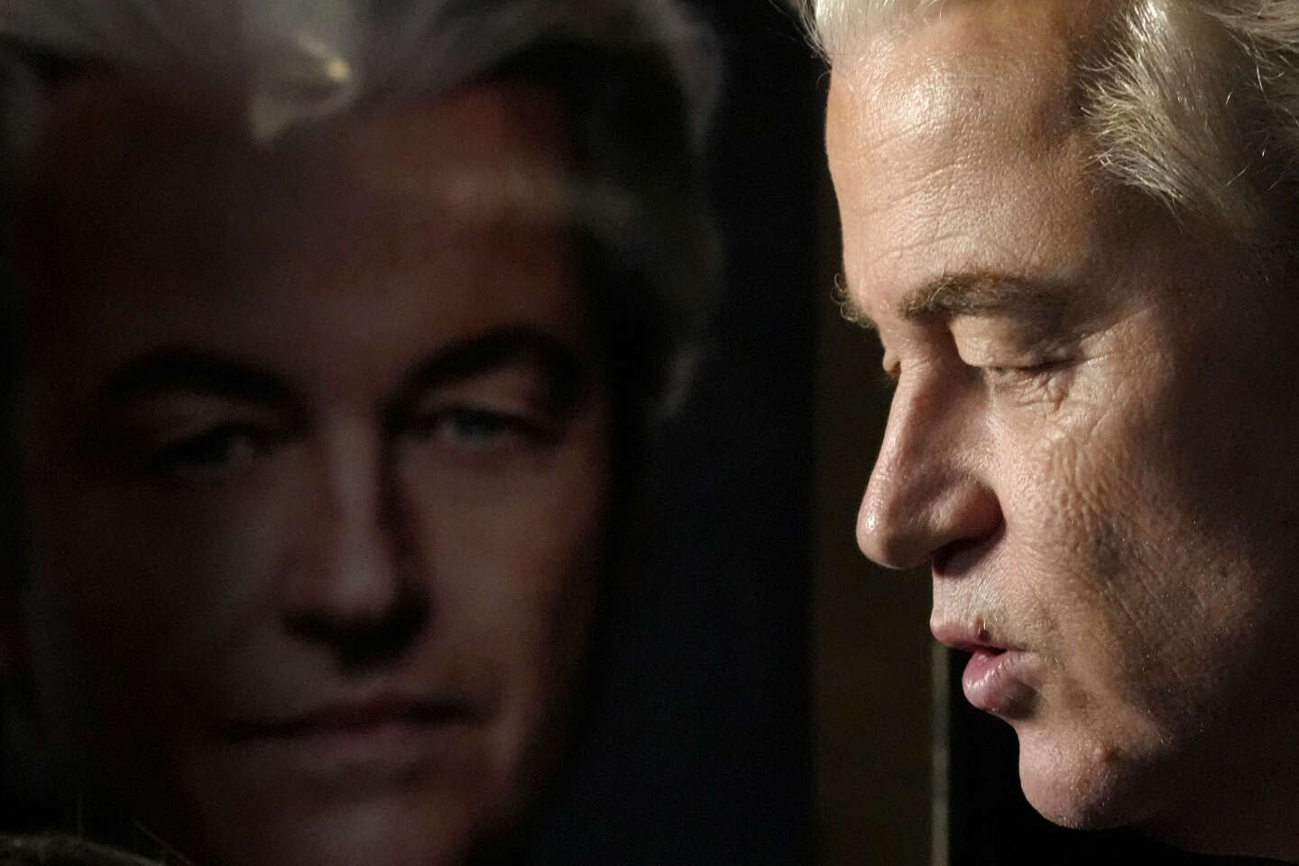 In Nederland krijgt populistische leider Wilders een onverwachte impuls van een rapport om de immigratie te beteugelen.