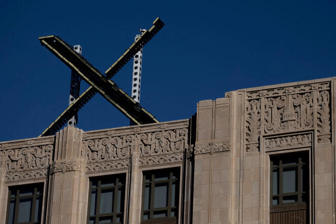 El logo X en el techo de la sede de la plataforma antes conocida como Twitter, en San Francisco, California, el 30 de julio de 2023.