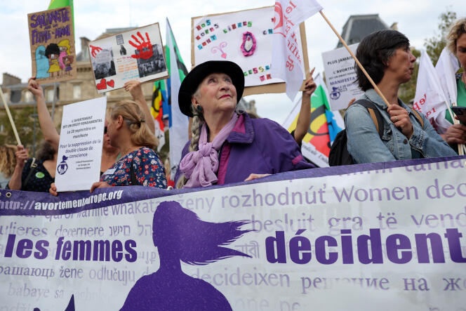 Lors d’un rassemblement pour soutenir le droit des femmes à l’avortement à l’occasion de la Journée internationale de l’avortement sans risque, à Paris, le 28 septembre 2023.