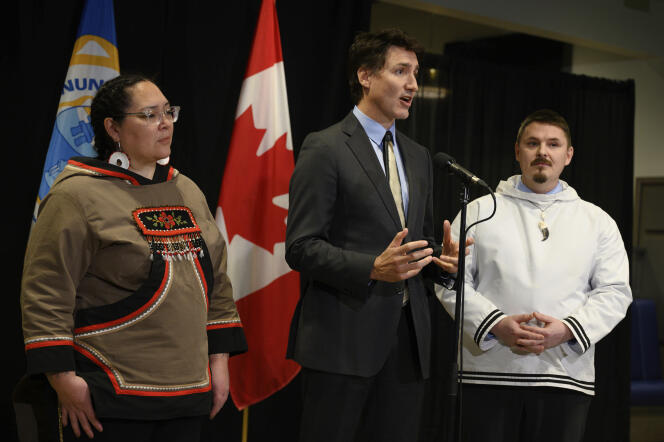 Canadian Prime Minister Justin Trudeau (centre), Nunavut Prime Minister PJ Akigok (right) and Nunavut Inuit representative Aluki Kotirk (left) at a press conference on July 18, 2024 in Iqaluit.
