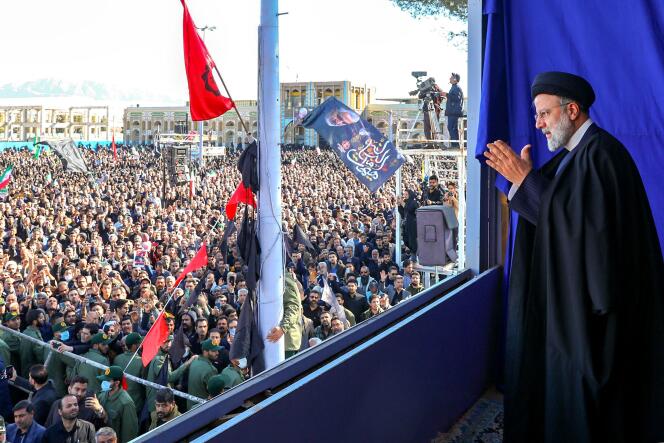 Le président iranien, Ebrahim Raïssi, lors des funérailles des victimes des explosions du 3 janvier, à Kerman (Iran), le 5 janvier 2024.