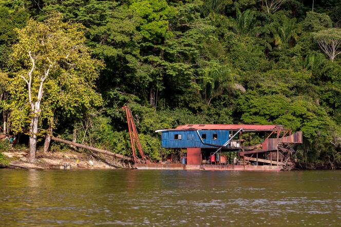 Une barge de lavage d’or le long de la rive surinamaise du fleuve Saint-Laurent-du-Maroni, à la frontière avec la Guyane française, le 28 mars 2019.