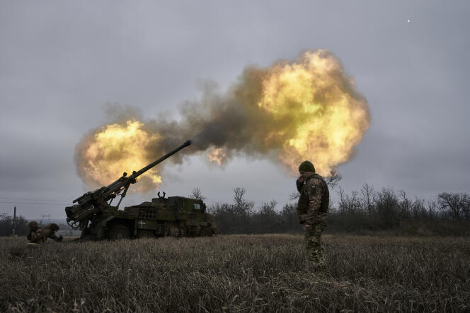 Des soldats ukrainiens utilisent un canon Caesar vers des positions russes près d’Avdiïvka, dans la région de Donetsk, en Ukraine, le 26 décembre 2022. 