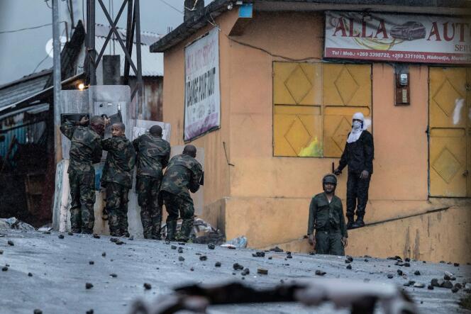 Des membres des forces de l’ordre, au cours d’affrontements avec des manifestants, à Moroni, le 17 janvier.