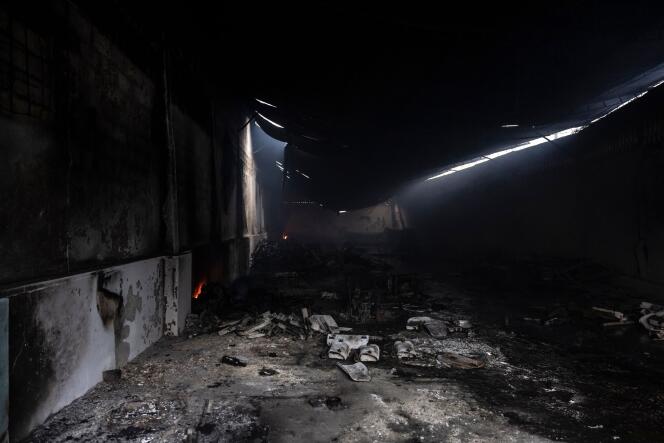 Un entrepôt incendié de l’Office national d’importation et de commercialisation du riz, à Moroni, le 18 janvier 2024.