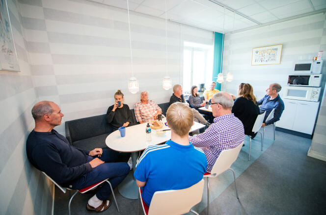 Les travailleurs de la Fédération suédoise de handball (SHF) se réunissent pour une pause-café traditionnelle « fika », à Stockholm, le 27 mai 2015.