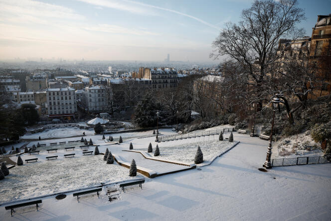 Vue du jardin enneigé près de la basilique du Sacré-Cœur sur la butte Montmartre, à Paris, le 18 janvier 2024. 