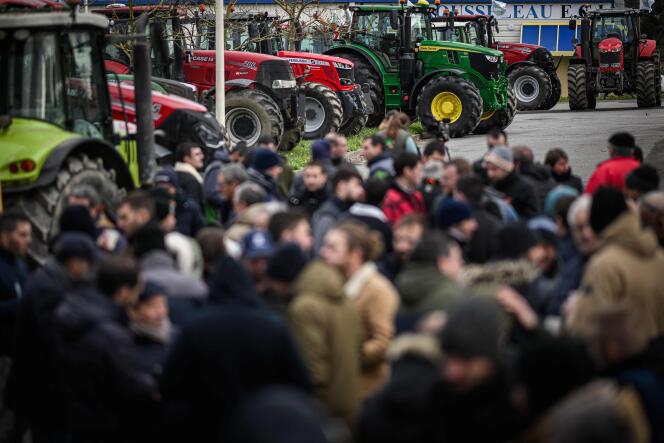 Des éleveurs laitiers s’étaient rassemblés, jeudi 18 janvier, devant le site de Lactalis à Bouvron (Loire-Atlantique) pour dénoncer le prix du lait fixé par le groupe, jugé trop bas.  