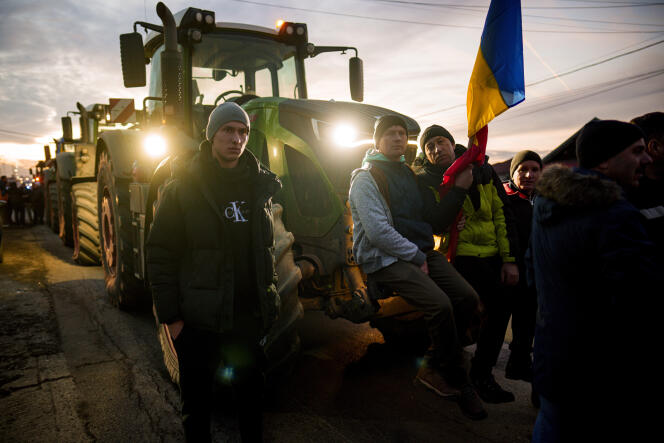 Manifestación de agricultores bloqueando una carretera que conduce a Bucarest, en Afumati (Rumania), el 15 de enero de 2024.