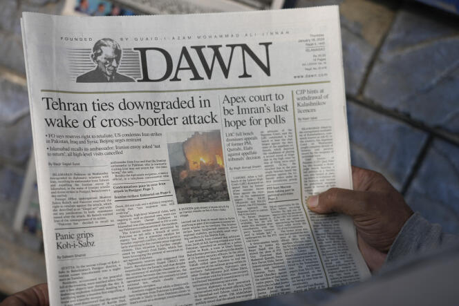 Journal pakistanais avec un titre sur l’attaque de l’Iran,  à Islamabad,  jeudi 18 janvier 2024.