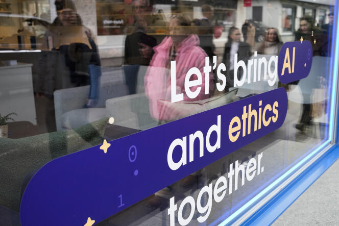La vitrine d’un immeuble sur laquelle est écrit « Rapprochons AI et éthique », lors du Forum économique mondial de Davos (Suisse), le 18 janvier 2024. 
