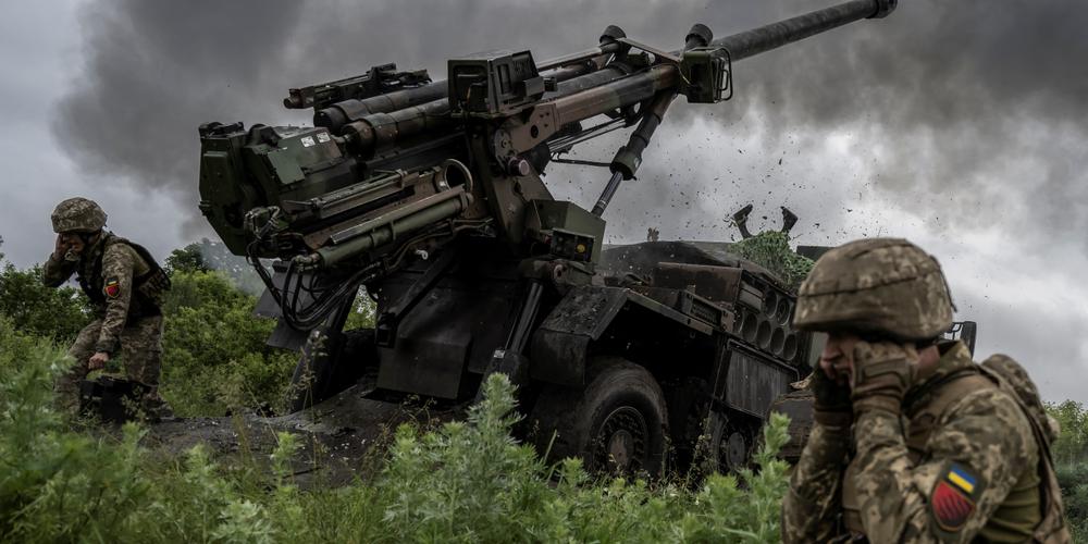 Des militaires ukrainiens de la 55ᵉ brigade d’artillerie tirent avec un canon Caesar, près de la ville d’Avdiïvka, dans l’oblast de Donetsk, en Ukraine, le 31 mai 2023. 