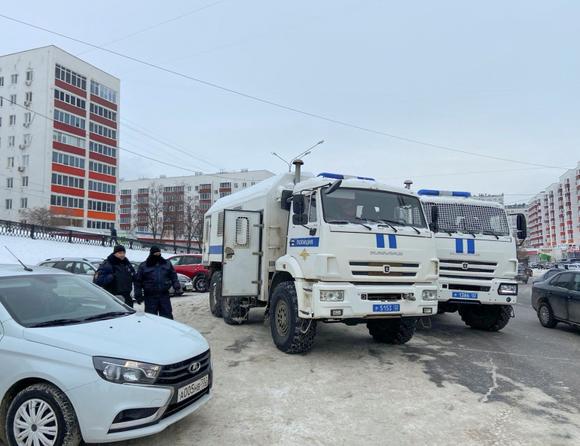 Wetshandhavingsvoertuigen worden op 19 januari 2024 ingezet in Ufa, de hoofdstad van de Russische Republiek Basjkortostan.