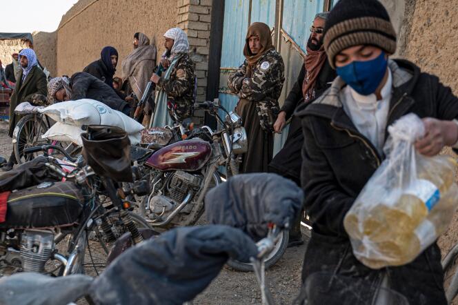 Des talibans montent la garde lors d’une distribution de nourriture par le Programme alimentaire mondial  de l ’ONU dans la province de Logar (Afghanistan), le 7 janvier 2024.