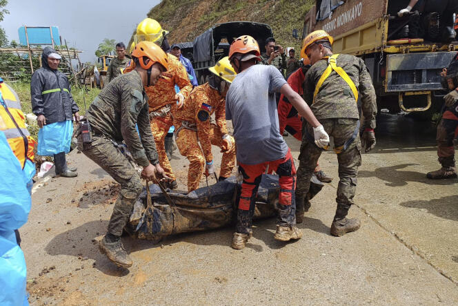 Les sauveteurs interviennent après un glissement de terrain sur l’île de Davao de Oro, aux Philippines, le 18 janvier 2024.