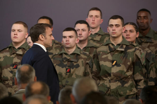 Emmanuel Macron Le président français, Emmanuel Macron, visite la base navale de Cherbourg dans le cadre de ses vœux du Nouvel An à l’armée française, le 19 janvier 2024.