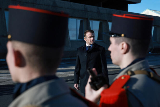 Emmanuel Macron sur la base navale de Cherbourg (Manche) pour adresser ses vœux aux armées, le 19 janvier 2024.