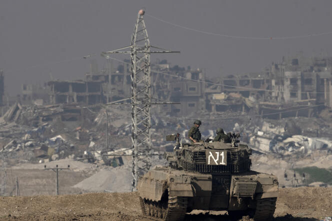Des soldats israéliens sur un char d’assaut, dans la bande de Gaza, vendredi 19 janvier 2024.